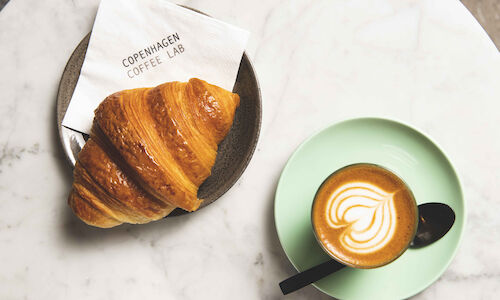 Kaffee und Croissant.